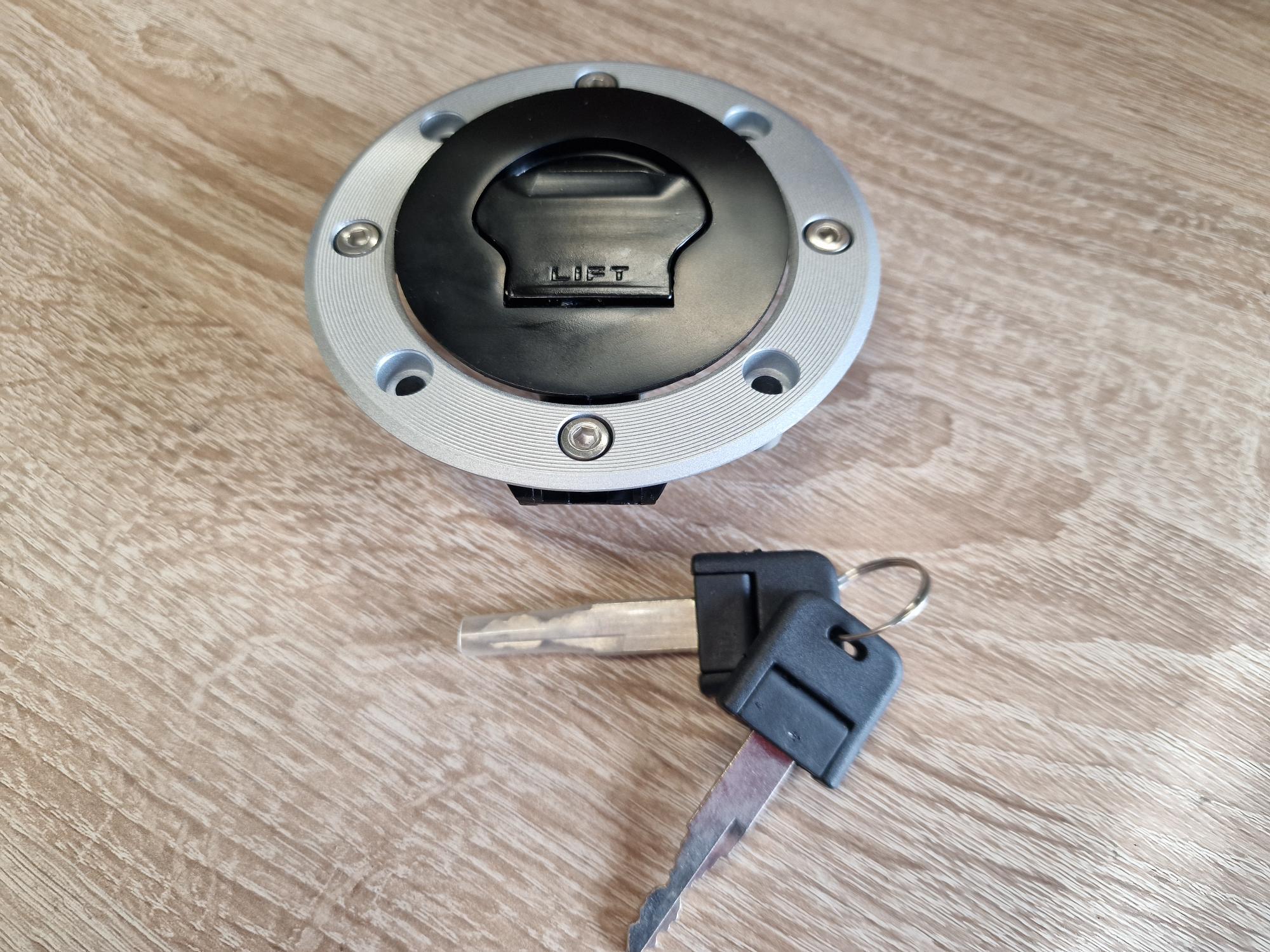 Fuel cap with 2 keys